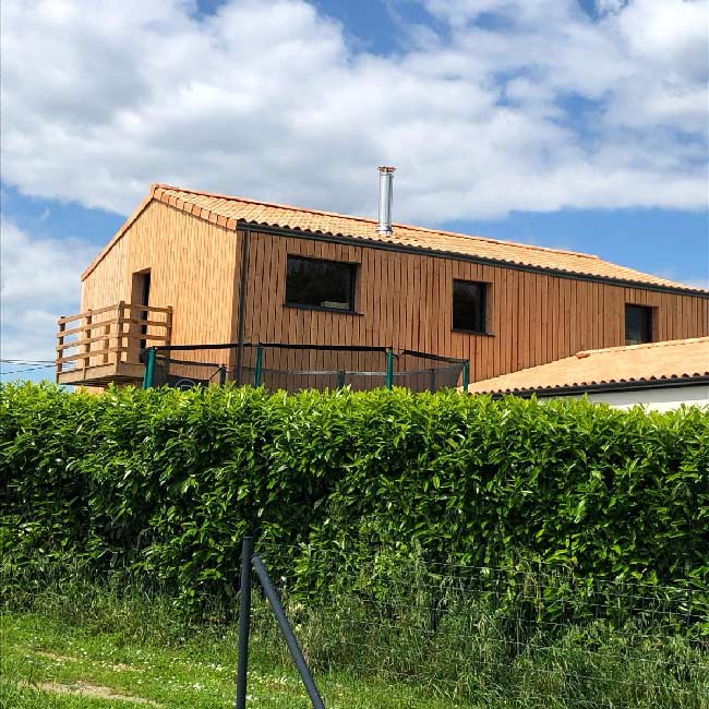 Bardage bois vertical réalisé par l'entreprise Vendée Réhaussement