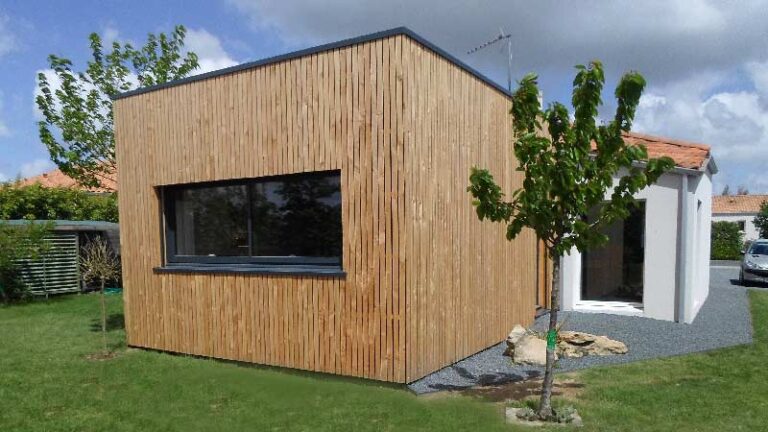 Extension contemporaine en ossature bois réalisée par l'entreprise Vendée Réhaussement