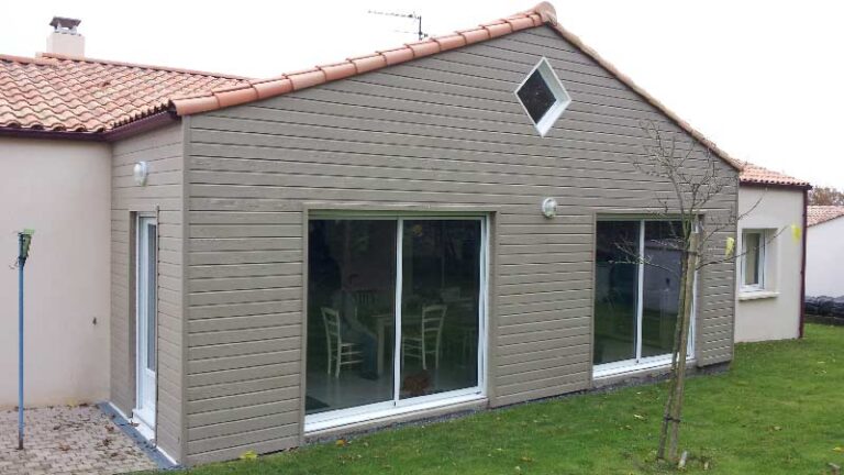 Extension bardée de fibre de bois taupe réalisée par l'entreprise Vendée Réhaussement