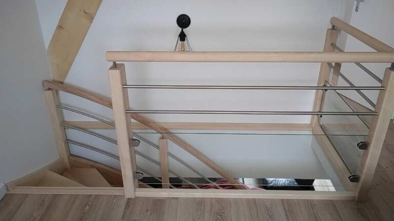 Cage d'escalier réalisée par l'entreprise Vendée Réhaussement