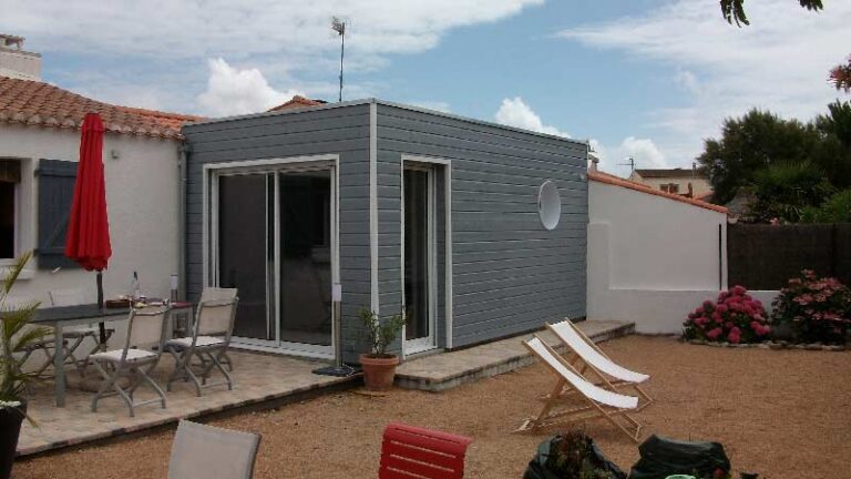Extension sur terrasse en bardage réalisée par l'entreprise Vendée Réhaussement