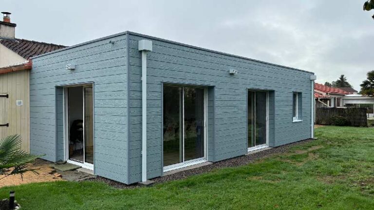 Extension en bardage fibre ciment réalisée par l'entreprise Vendée Réhaussement