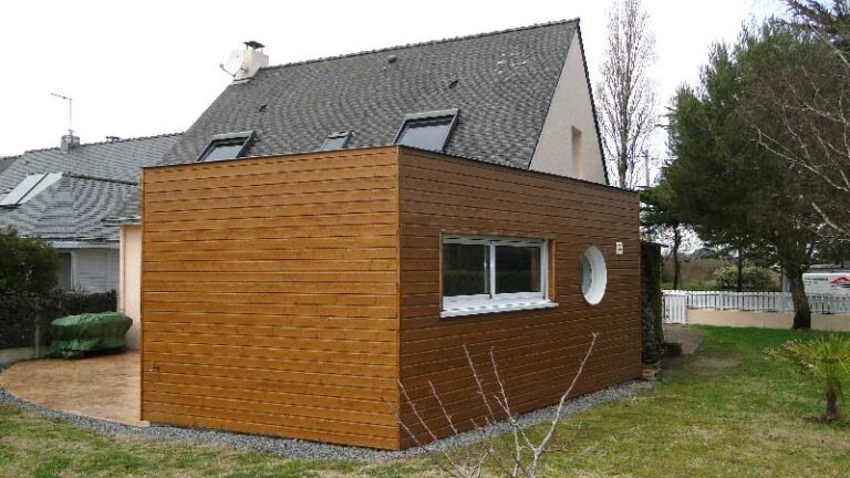 Extension en bardage extérieur bois réalisé par l'entreprise Vendée Réhaussement