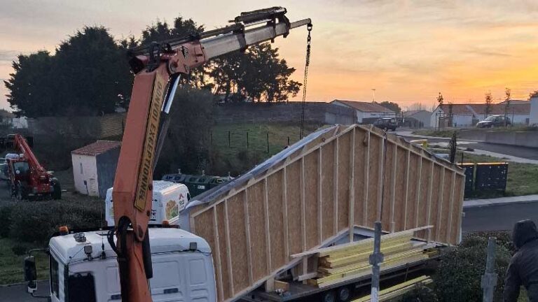 Montage des murs d'une surélévation réalisée par l'entreprise Vendée Réhaussement